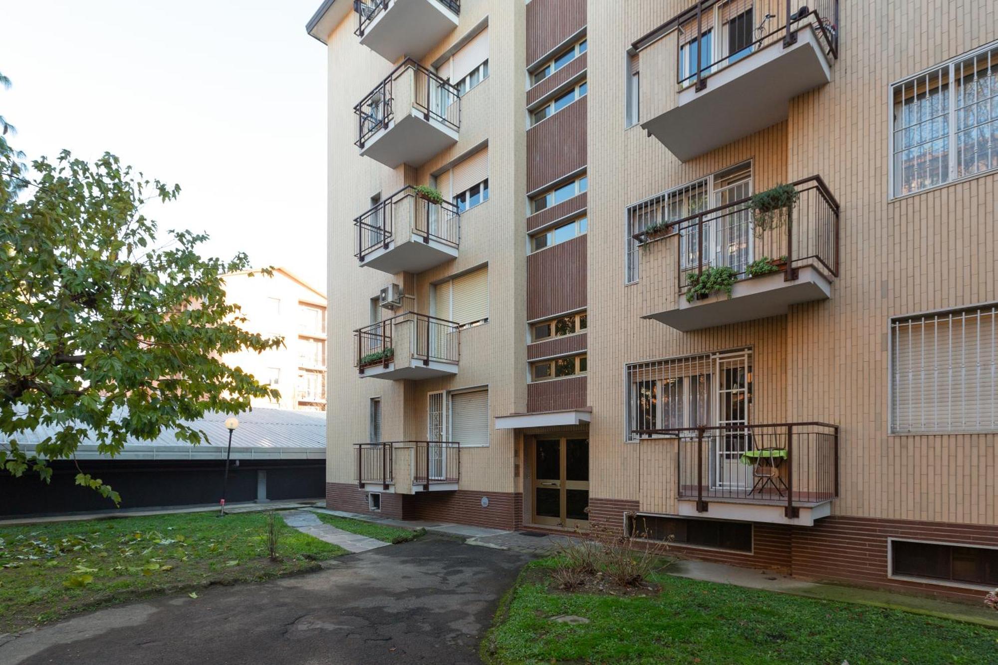 Milan-Linate Apartment With Balcony Bagian luar foto